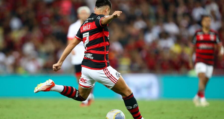Luis Araújo marcou o primeiro gol do Flamengo na partida - foto: Gilvan de Souza / CRF