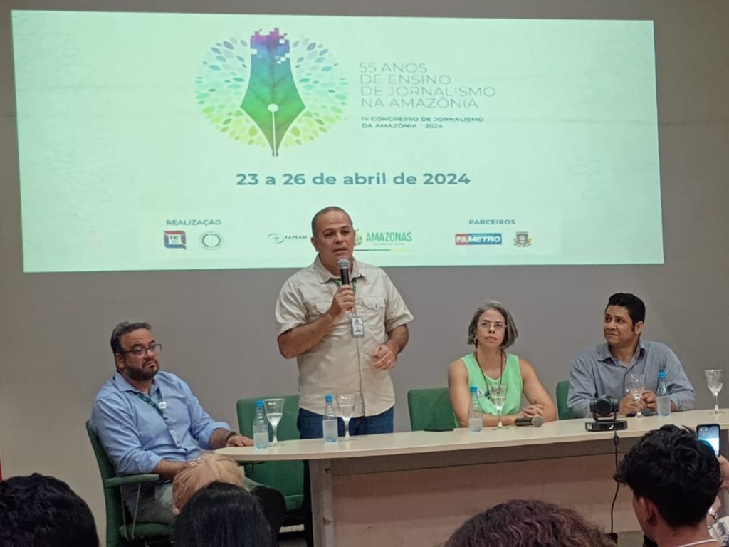 O diretor da FIC, Prof. Dr. Allan Rodrigues (em pé), durante fala no CONJOR - Foto: Cauê Pontes
