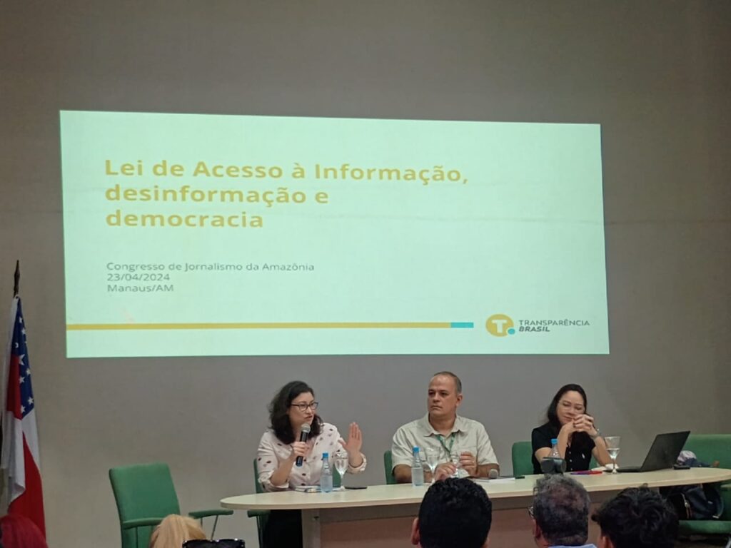A jornalista Marina Atoji (a primeira à esquerda) apresenta a Lei de Acesso à Informação - Foto: Cauê Pontes