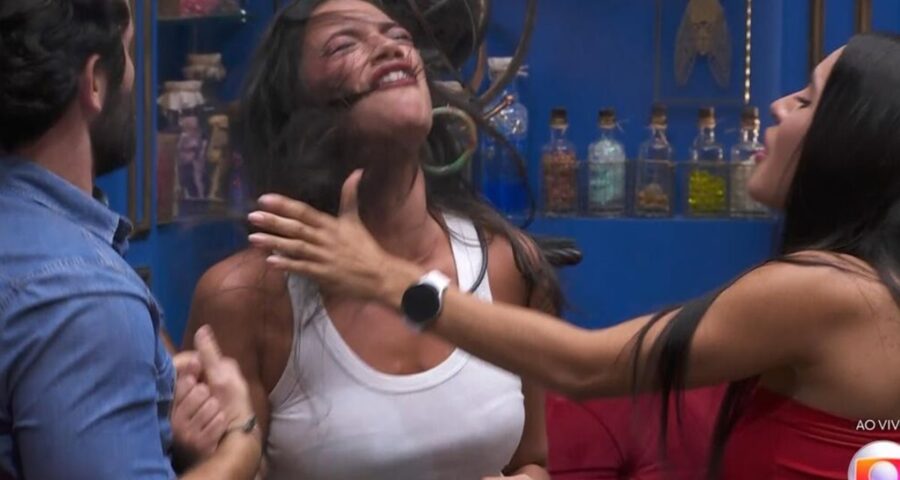 Alane foi consolada por Matteus e Isabelle ao ser eliminada. Imagem: Reprodução/TV Globo