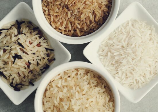 Diferenças entre os tipos de arroz está no tratamento do grão. Imagem: Freepik