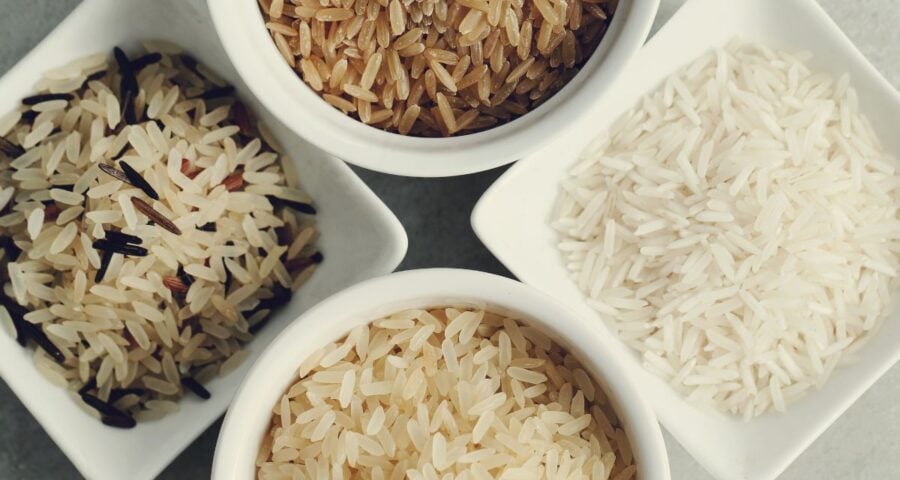 Diferenças entre os tipos de arroz está no tratamento do grão. Imagem: Freepik