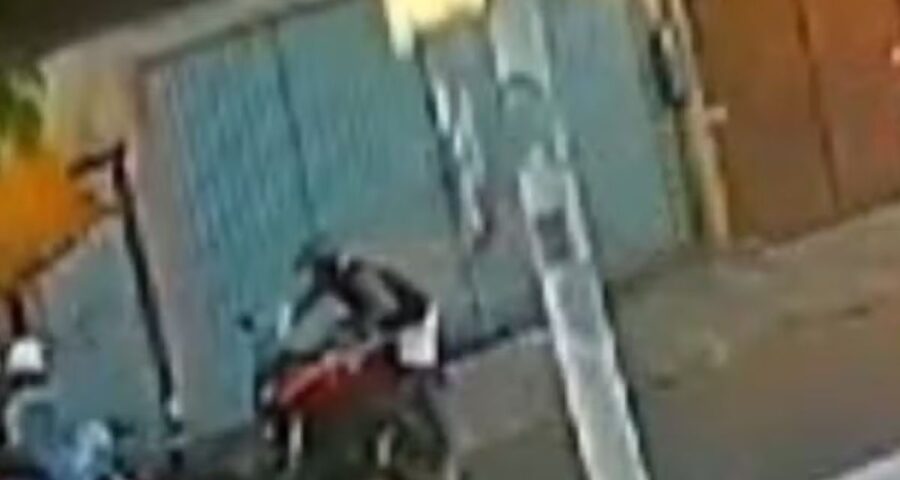 Homem foi abordado por dois bandidos em uma moto. Imagem: Reprodução