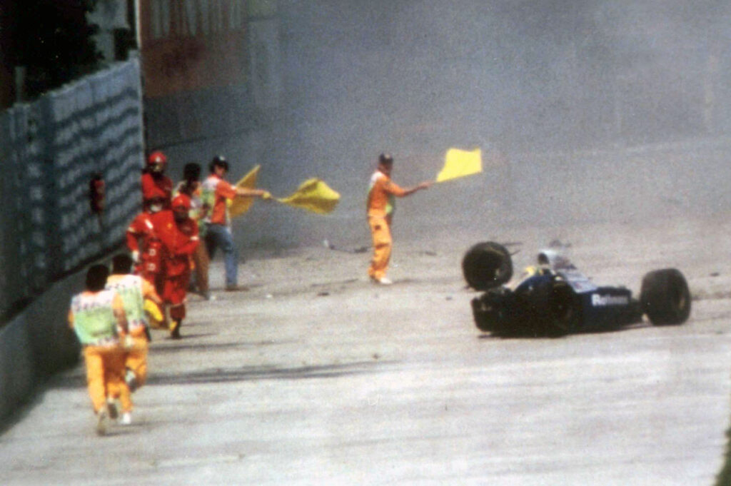 Paramédicos e funcionários da organização do Grande Prêmio de San Marino correm para socorrer o piloto brasileiro Ayrton Senna - Foto: Pesci/Associated Press/AE