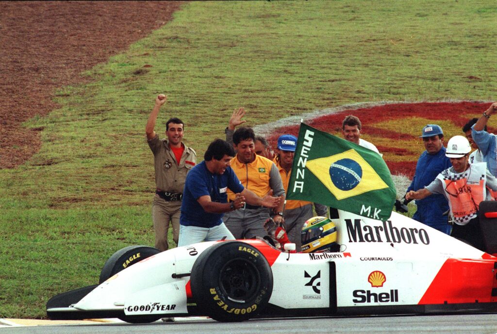 Ayrton Senna comemora a vitória no GP Brasil em 1991, em Interlagos - Foto: Edu Garcia/Estadão Conteúdo/AE