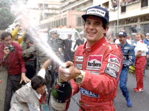 Ayrton Senna celebra vitória no GP de Mônaco de 1990 - Foto: Lionel Cironneau/Associated Press/AE