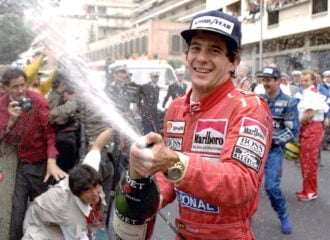 Ayrton Senna celebra vitória no GP de Mônaco de 1990 - Foto: Lionel Cironneau/Associated Press/AE
