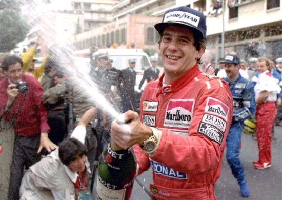 Ayrton Senna celebra vitória no GP de Mônaco de 1990 - Foto: Lionel Cironneau/Associated Press/AE