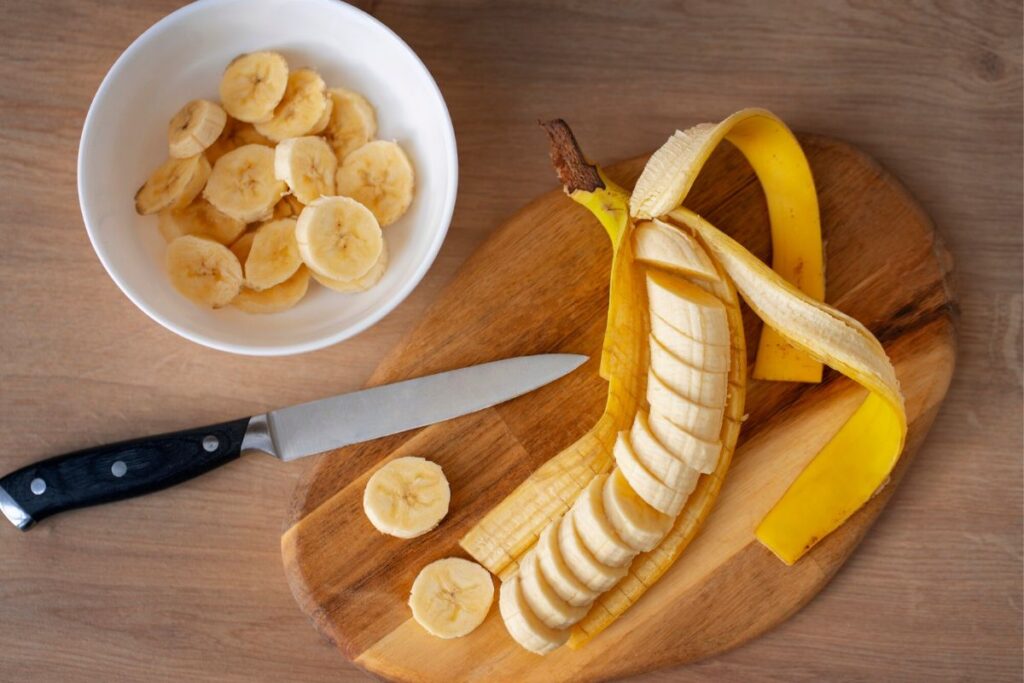 Banana tem em média 45 calorias. Imagem: Freepik
