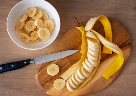 Banana tem em média 45 calorias. Imagem: Freepik