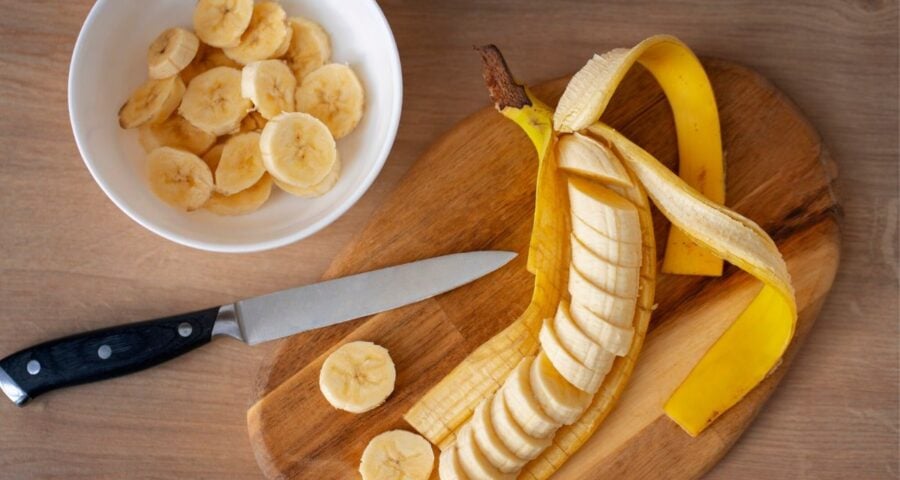 Banana tem em média 45 calorias. Imagem: Freepik