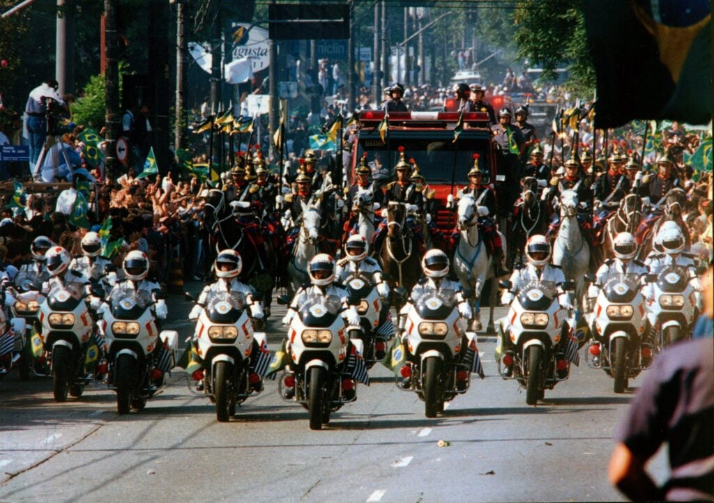 Caminhão do Corpo de Bombeiros e escolta transportam o corpo de Senna, assistidos por uma multidão em São Paulo - Foto: Arquivo/Estadão Conteúdo/AE