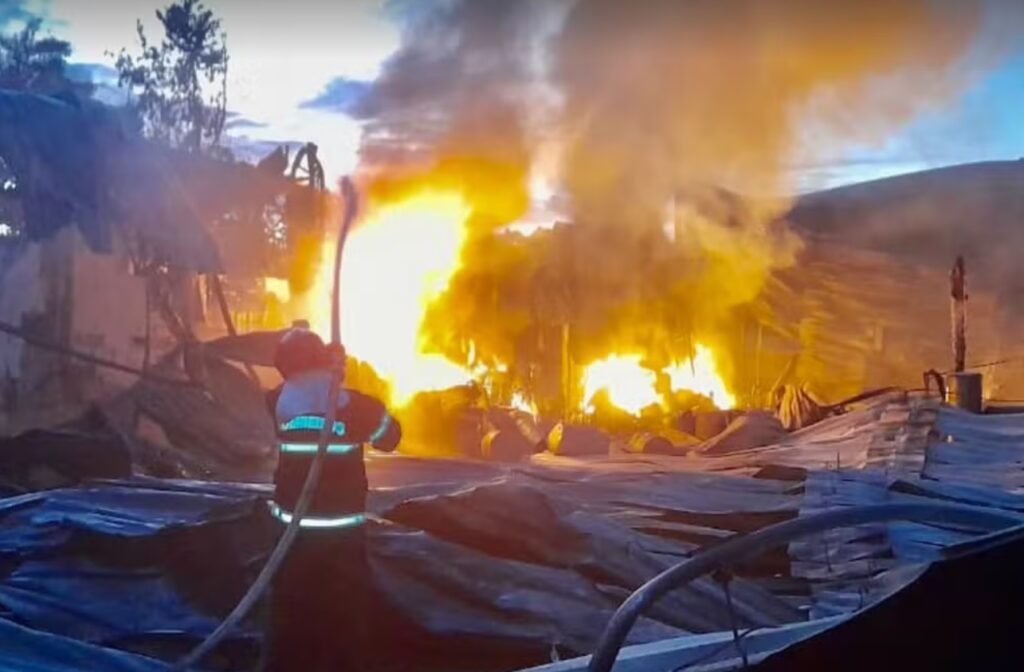 Incêndio de grandes proporções atingiu fábrica de colchões no Amazonas - Foto: Divulgação/CBAM