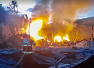 Incêndio de grandes proporções atingiu fábrica de colchões no Amazonas - Foto: Divulgação/CBAM