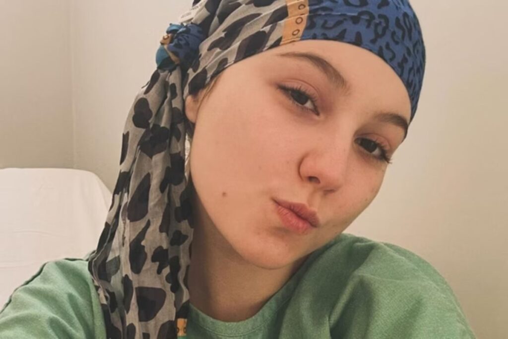 Isabel Veloso tem 17 anos e luta contra câncer terminal. Imagem: Reprodução/Instagram