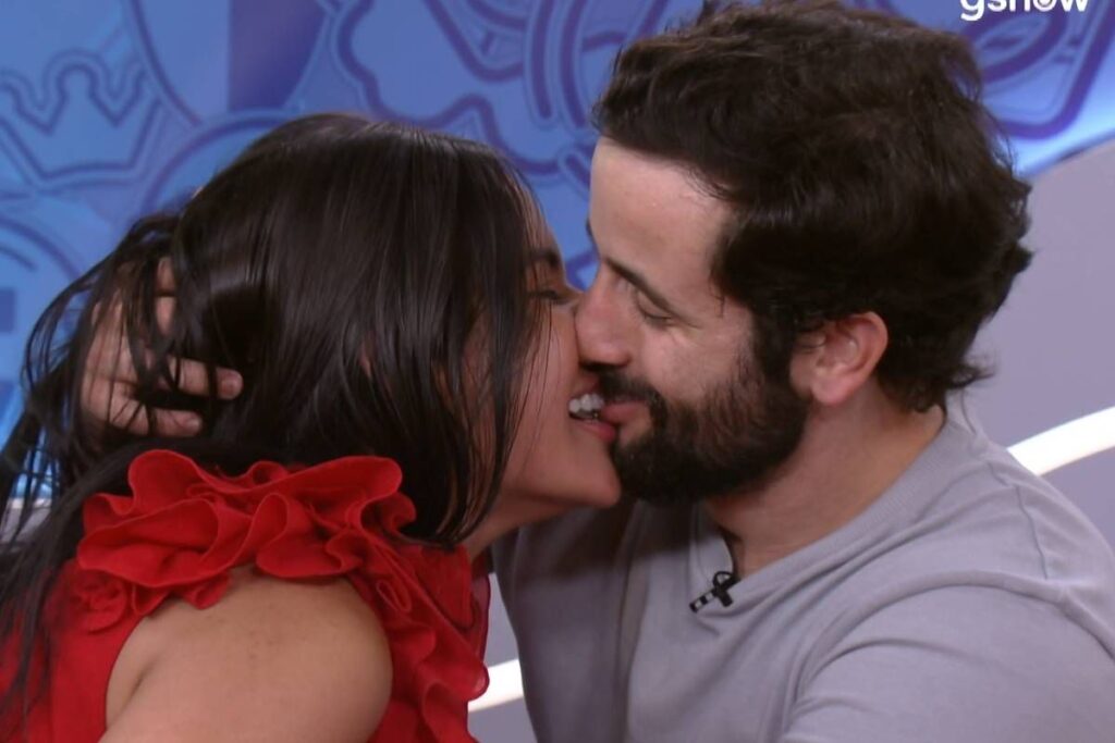Matteus e Isabelle se beijaram no Bate-Papo BBB. Imagem: Reprodução/Globoplay