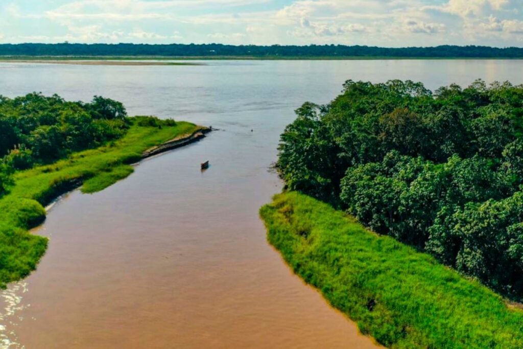 O Rio Amazonas é o mais extenso e volumoso curso de água do mundo.