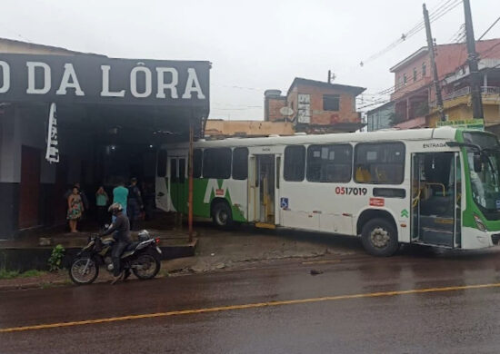 Ônibus esmagou carro de passeio durante tentativa de assalto na manhã deste domingo (21). Foto: Reprodução/TV Norte Amazonas