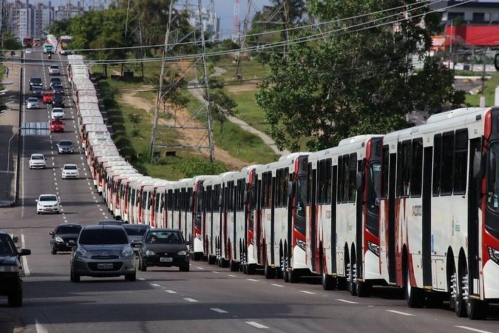 Trio tentaria assaltar ônibus em Manaus. Imagem: Elton Viana / Semcom