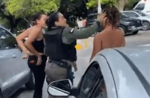 Policial bateu na mulher acusada de espancar a própria filha. Imagem: Reprodução/X
