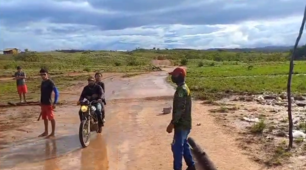 Barreira montada por indígenas em Uiramutã - Foto: Reprodução