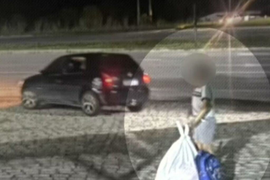 A imagem de uma câmera de segurança mostra a criança sozinha com uma mochila e uma sacola