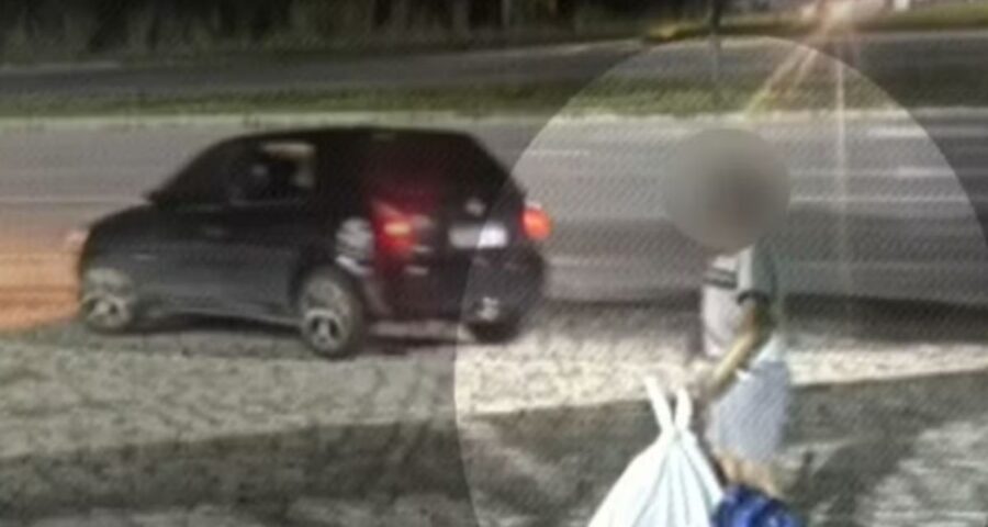 A imagem de uma câmera de segurança mostra a criança sozinha com uma mochila e uma sacola