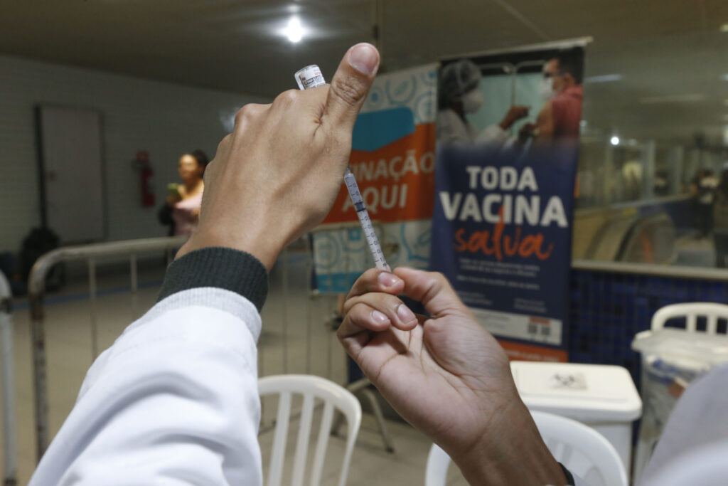 Covid-19: cerca de 94% dos brasileiros tomaram pelo menos uma dose da vacina