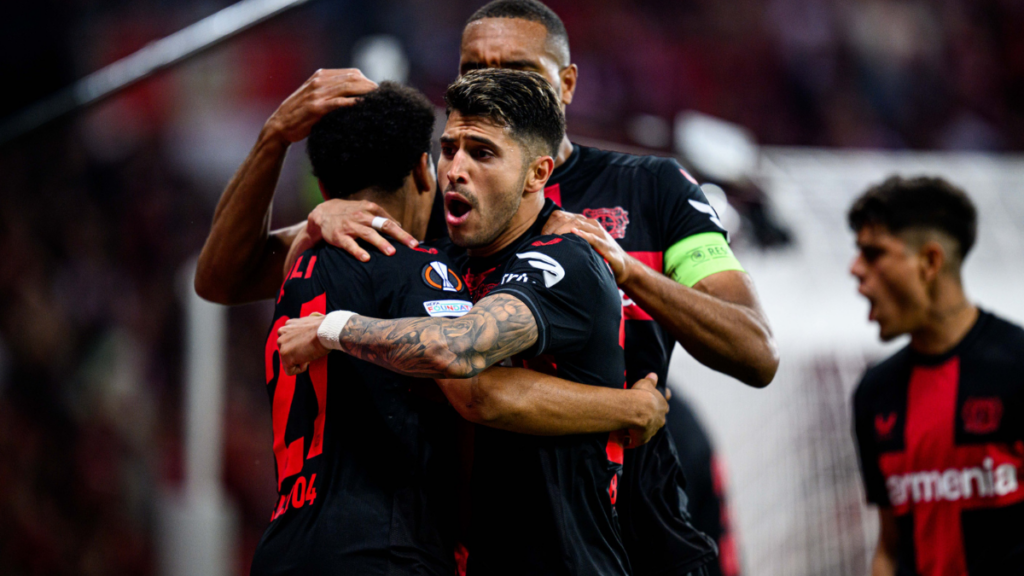 Leverkusen levou 2 a 0 da Roma, mas buscou o empate para manter a invencibilidade e ir à final da Liga Europa - Foto: Reprodução/X @bayer04fussball