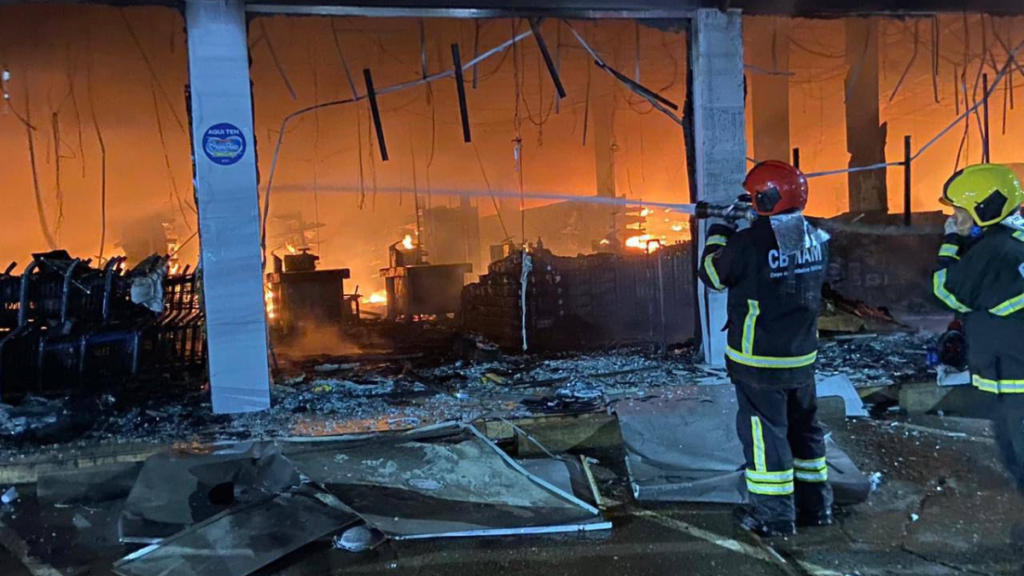 Um incêndio de grande proporção atingiu um supermercado da rede Bastos