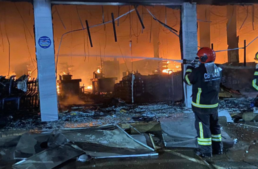 Um incêndio de grande proporção atingiu um supermercado da rede Bastos