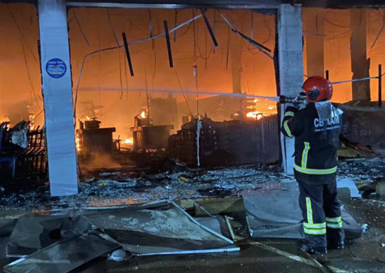 Um incêndio de grande proporção atingiu um supermercado da rede Bastos