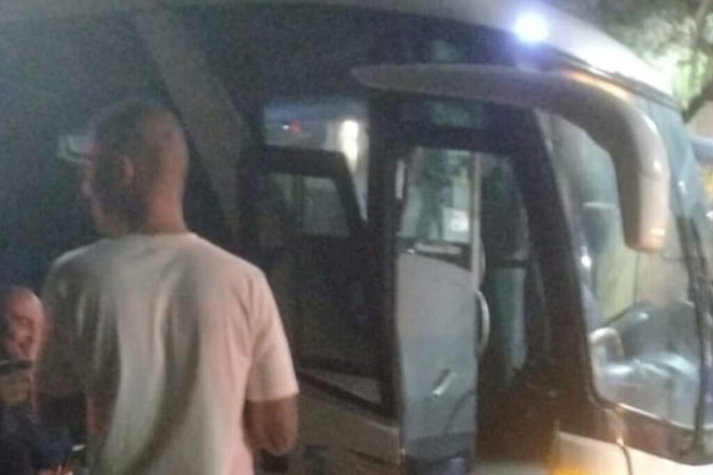Um trio de bandidos tentou assaltar um ônibus que transportava 28 policiais militares na noite de quinta (16)