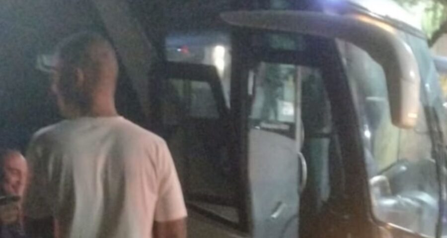 Um trio de bandidos tentou assaltar um ônibus que transportava 28 policiais militares na noite de quinta (16)