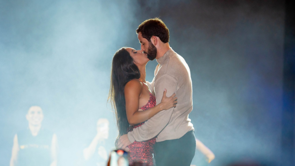 Isabelle e Matteus deram um tom mais romântico para a noite com um beijo que deixou o público vibrado - Foto: Reprodução 