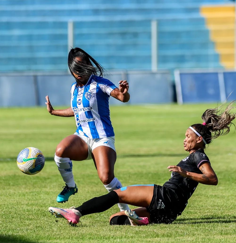 Disputa de bola no jogo de ida - Foto: Matheus Vieira/PSC