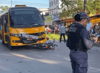 Um motociclista morreu, na manhã desta quinta-feira (9), após ser atropelado por um micro-ônibus, também conhecido como “amarelinho"