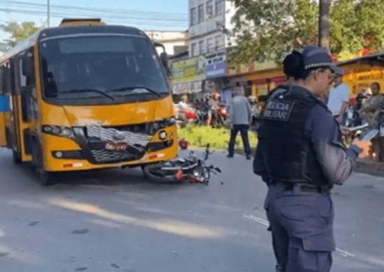 Um motociclista morreu, na manhã desta quinta-feira (9), após ser atropelado por um micro-ônibus, também conhecido como “amarelinho"