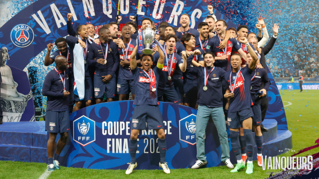 Marquinhos ergueu o troféu da Copa da França para o PSG - Foto: Reprodução/X @PSG_inside