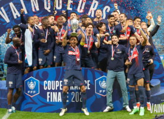 Marquinhos ergueu o troféu da Copa da França para o PSG - Foto: Reprodução/X @PSG_inside