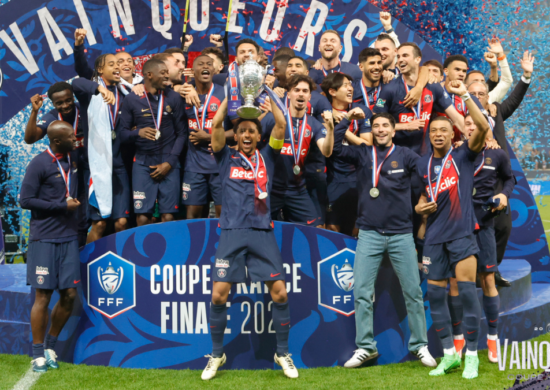 Marquinhos ergueu o troféu da Copa da França para o PSG - Foto: Reprodução/X @PSG_inside