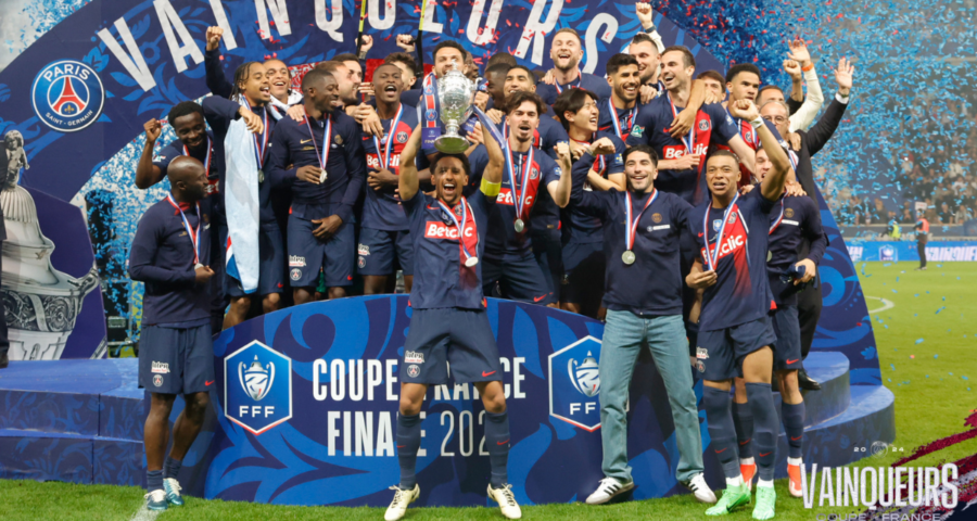Marquinhos ergueu o troféu da Copa da França para o PSG - Foto: Reprodução/X @PSG_inside
