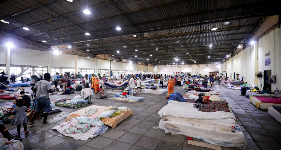 No Rio Grande do Sul, mas de 55 mil pessoas estão em abrigos. Cada família beneficiada deve receber até R$ 720 por dois meses - Foto: Pedro Piegas/PMPA