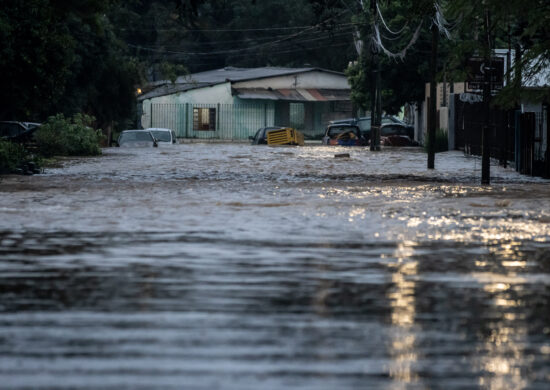 Meteorologista do Inmet analisa dados climáticos para a previsão de junho em RS - Foto: Reprodução/Foto: Rafa Neddermeyer/Agência Brasil