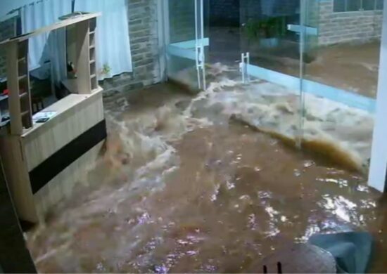 Comentários no vídeo mostram a preocupação dos internautas com as enchentes