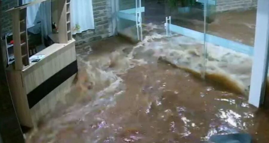 Comentários no vídeo mostram a preocupação dos internautas com as enchentes