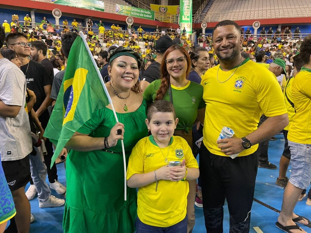 Ana Kézia (à esquerda, com a bandeira) acompanha o evento - Foto: Ed Salles/Portal Norte