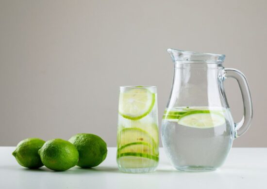 Beber água com limão traz diversos benefícios. Imagem: Freepik