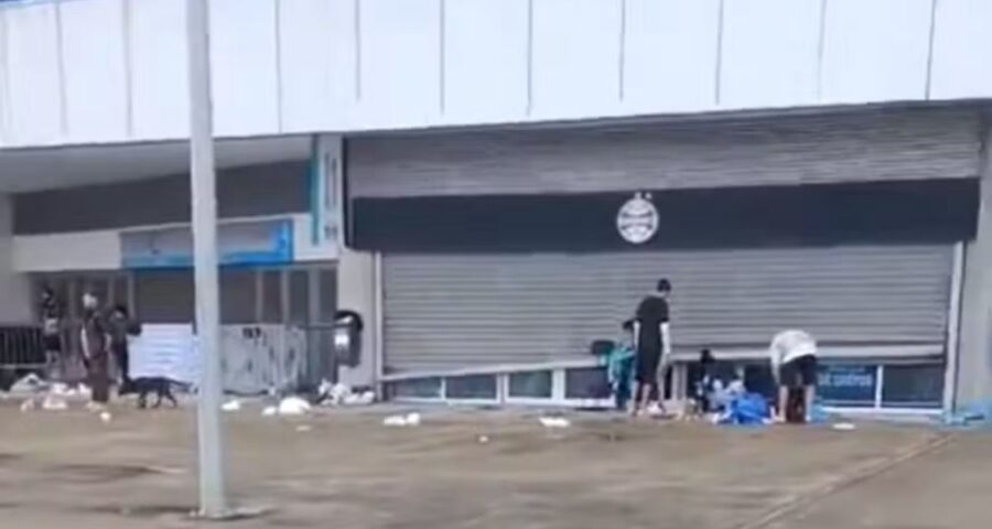 Grupo de pessoas saquearam a Arena do Grêmio. Imagem: Reprodução/X