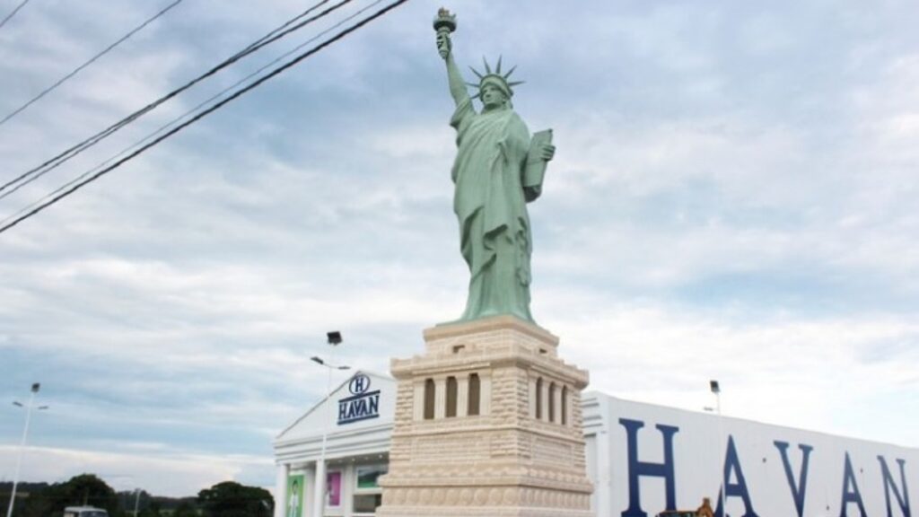 Estátua da Havan está presente em dezenas de lojas da empresa - Foto: Divulgação